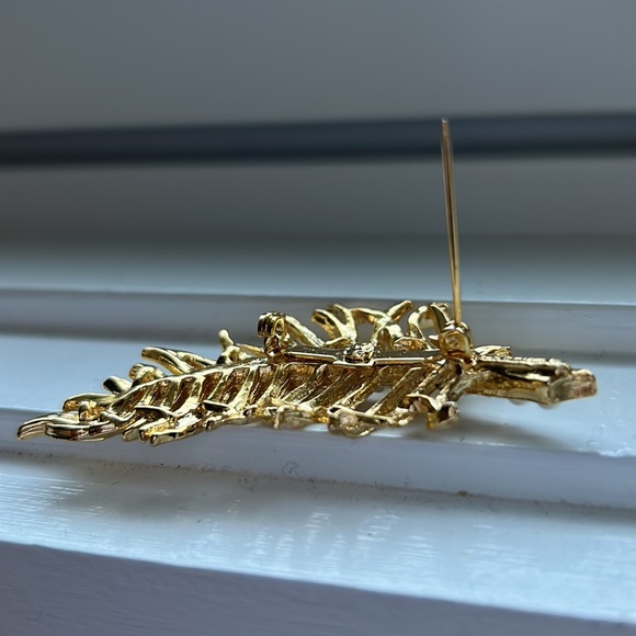 Gerry’s Flaming Feather Faux Pearl Brooche - Picture 9 of 13